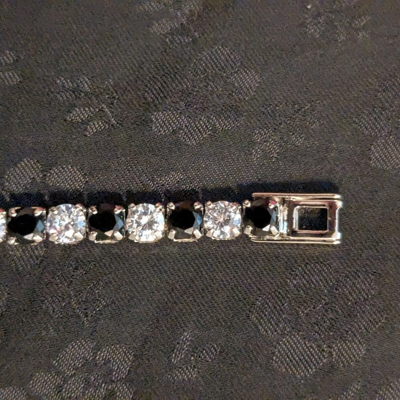 New Elegant Black and White CZ Silver Tone Tennis Bracelet 7" - Picture 3 of 6